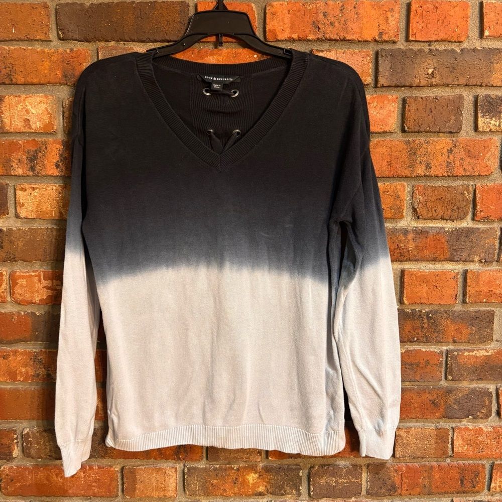 Rock & Republic Womens Womens Ombre Lace-Up Back V-Neck Sweater Black/Gray S